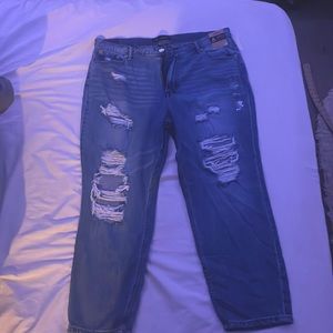 These are a cute pair of BRAND NEW (tags still on) mom jeans from Aéropostale